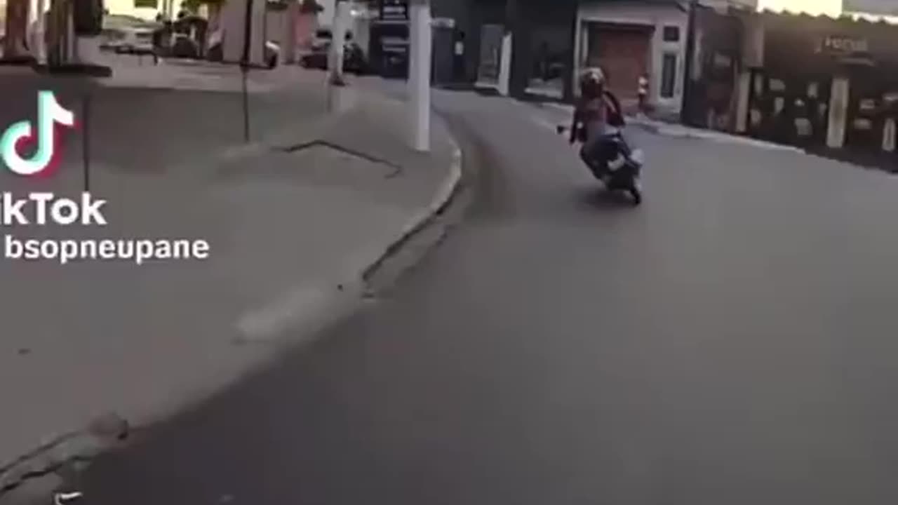 Crazy motorcycle chase.