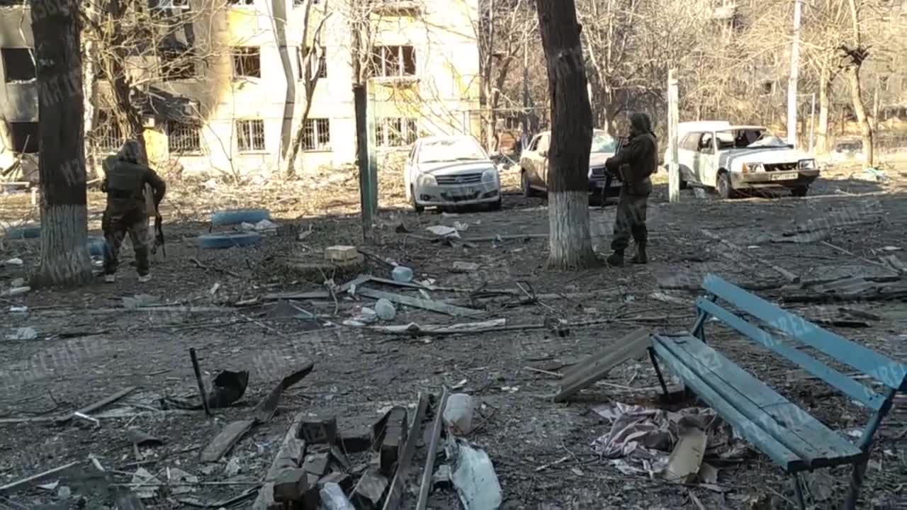 Izvestia correspondent Rodion Severyanov filmed the moment of the battle in Mariupol