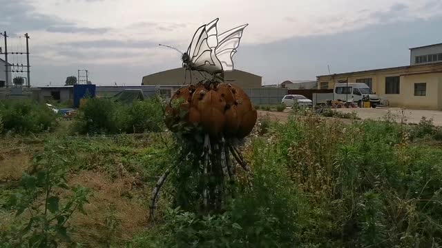 Welding 30 kg mechanical butterfly with scrap parts, because it is too heavy to complete the flight