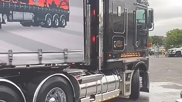 Kenworth 200 classic truck drivers in Australia and American truck drivers