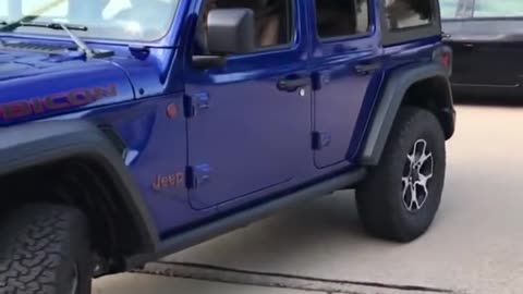 Hot Filipina drives the new 2020 Jeep Wrangler unlimited rubicon.