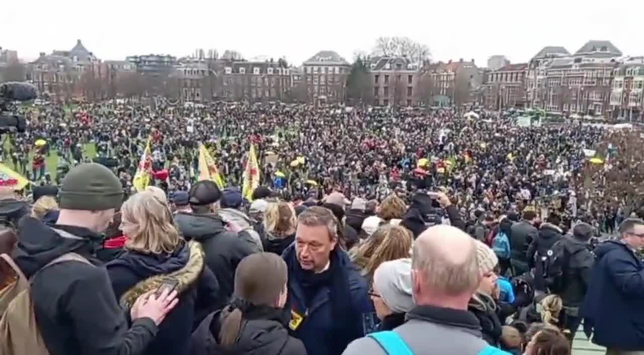 ΟΙ ΕΛΛΗΝΕΣ ΜΕΣΑ-ΔΕΙΤΕ ΤΙ ΓΙΝΕΤΑΙ ΣΤΟ ΑΜΣΤΕΡΝΤΑΜ.