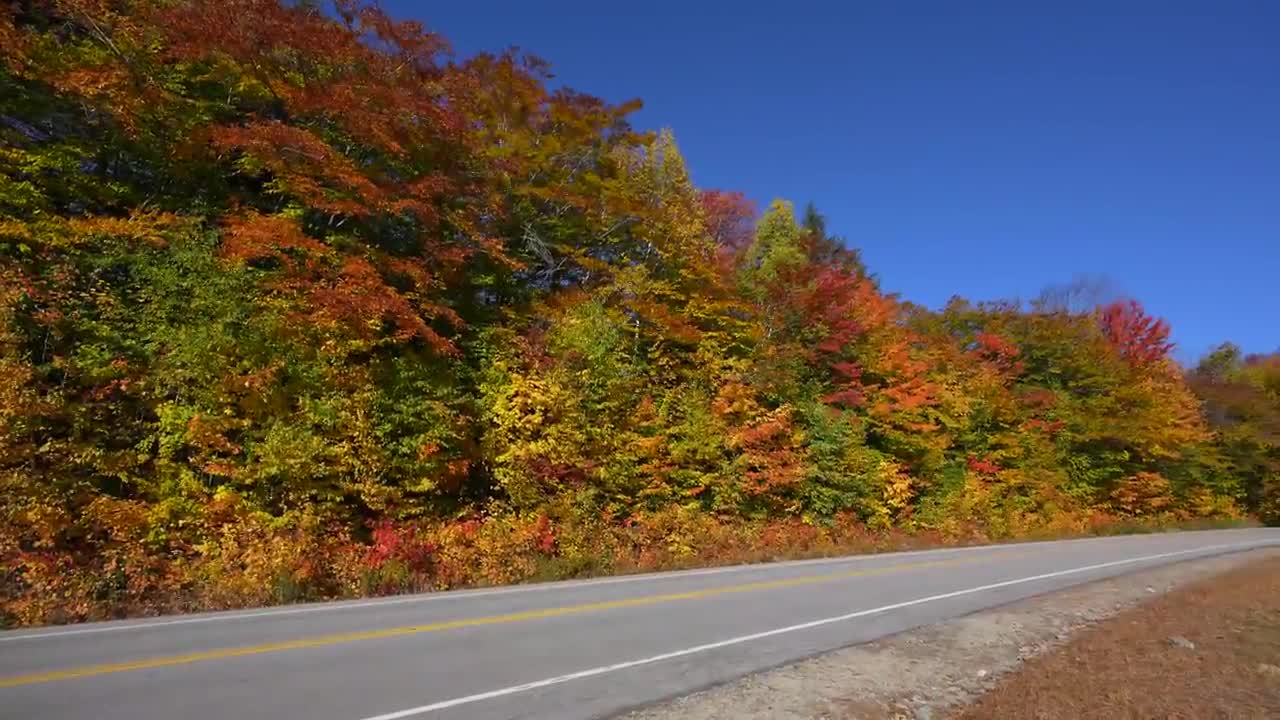 New England Fall Colors Road Trip_ Kancamagus Highway, Stowe, Sleepy Hollow(00h32m25s-00h34m35s)