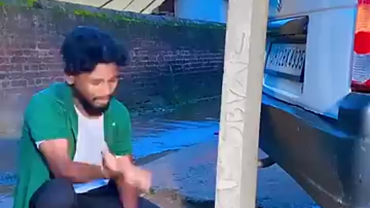 Gadi back karte huye