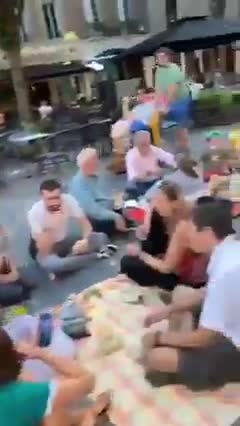 🔴[FRANCJA] Po wprowadzeniu we Francji 'paszportu' - ludzie zaczeli spotykać się na ulicach.