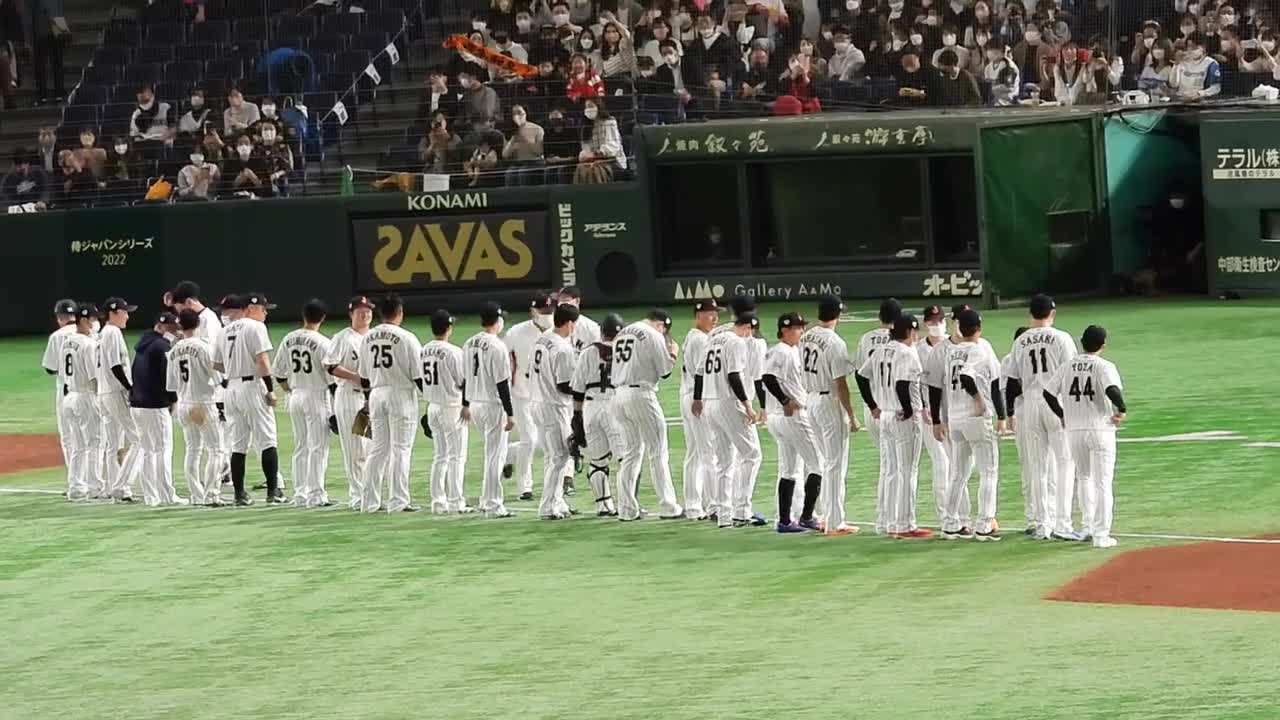 【代表でも村上監督?】村上宗隆、代表初セーブをあげた大勢に労いの言葉をかける【侍ジャパン強化試合2022】2022年11月5日 日本ハム戦
