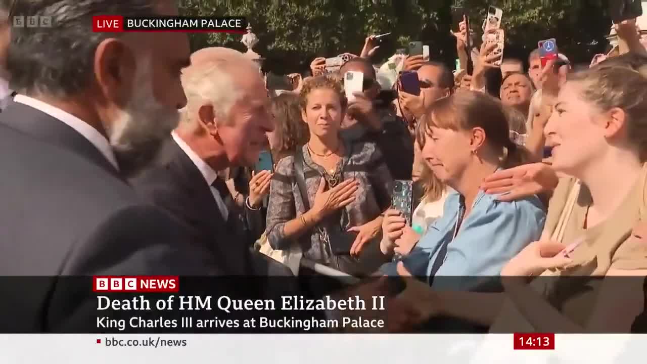 King Charles III greets crowds outside Buckingham Palace_3