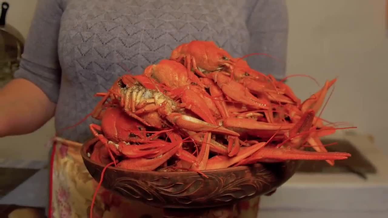 How a Woman Lives in a remote village in Ukraine! We catch and cook Crayfish