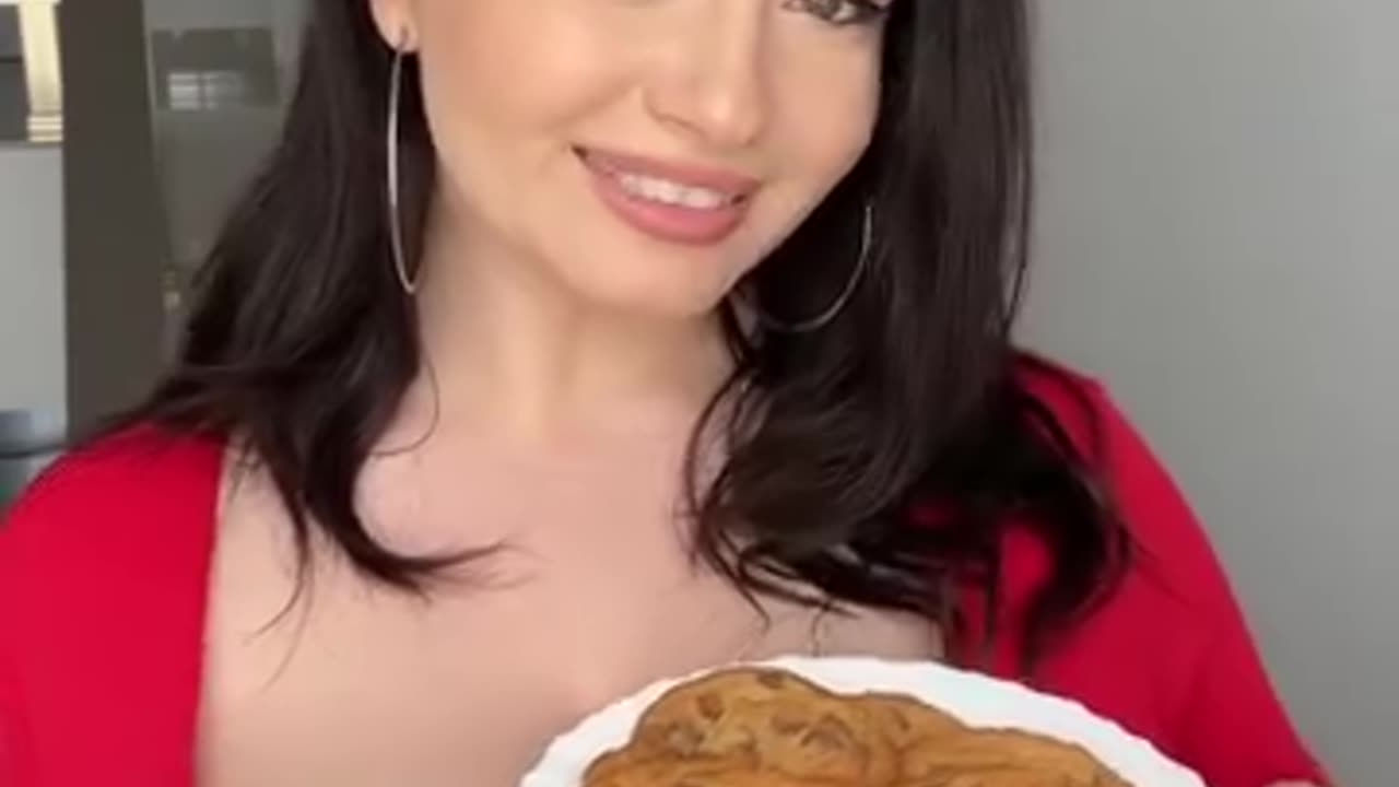 Busty Emma With The Cookie And Milks