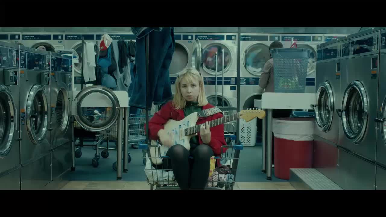 Beach Bunny - Prom Queen Official Music Videop4