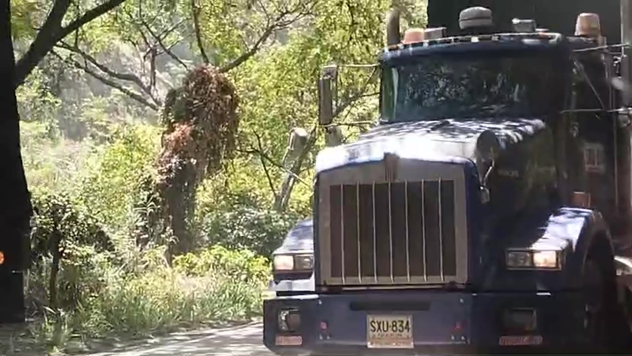 Imprudencia de tractocamión en Pescadero