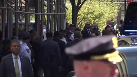 Trump arrives at court.