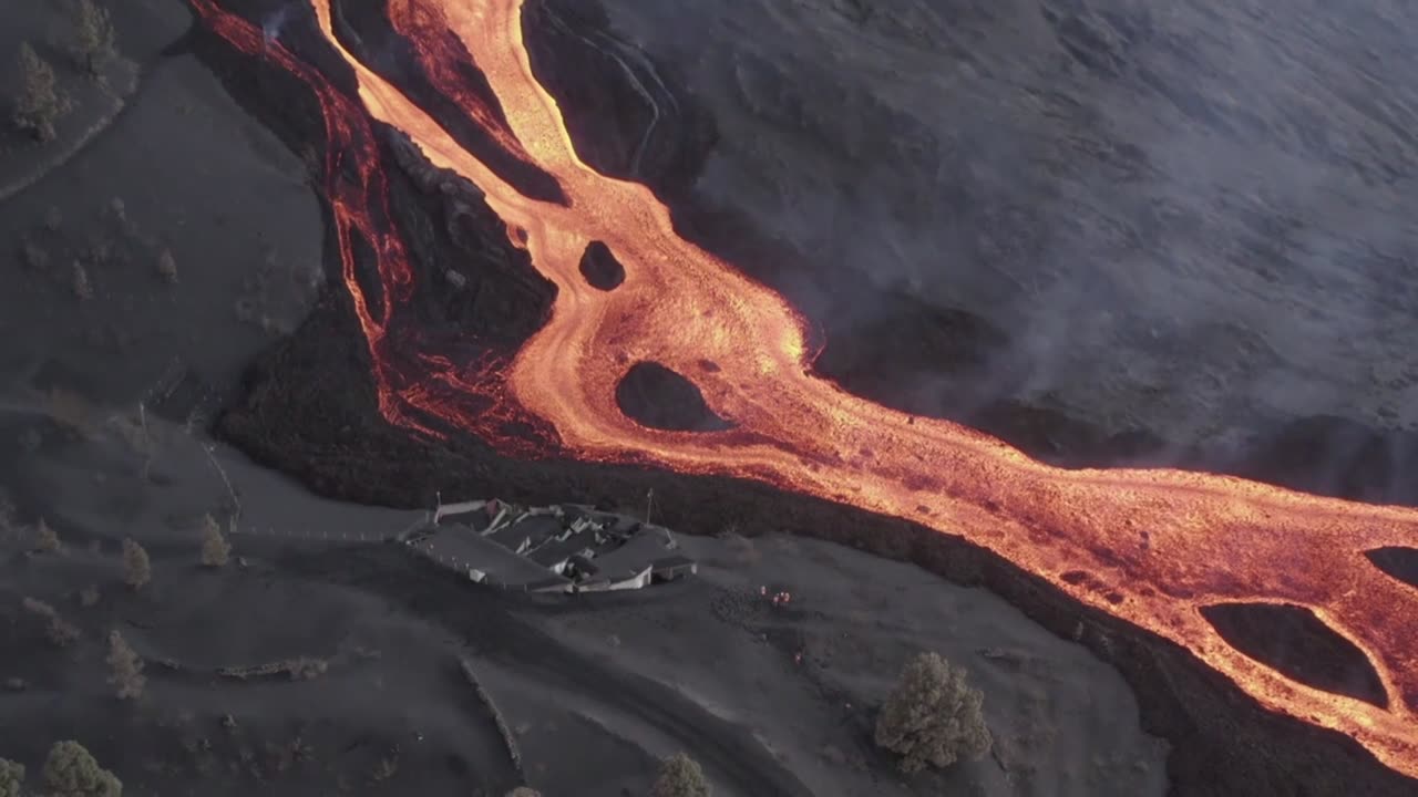 Outdoor aerial photography to enjoy the daily eruption of the volcano