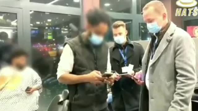 German police checking vaccine statuses in buisnesses