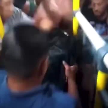 Hombre se sube a robar dentro de un autobús lleno de gente.