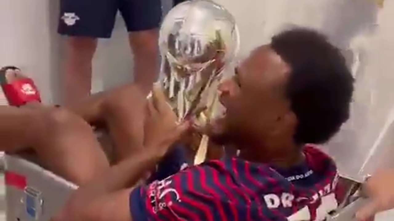Lois Openda sacó a pasear al trofeo de la Supercopa alemana de una manera muy particular 🤣🏆...