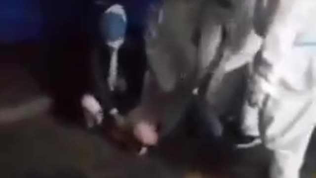 French man in Shanghai - COVID stormtroopers try to take him off to a quarantine camp of NO RETURN