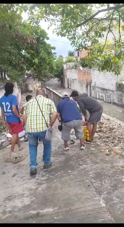 Video de menor de edad en arrasado por un arroyo