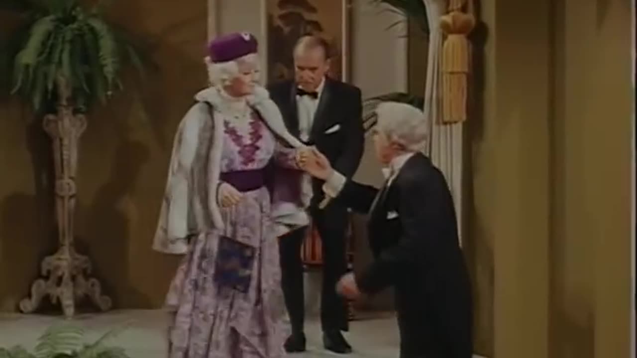 The Lucy Show - S6E7 LITTLE OLD LUCY