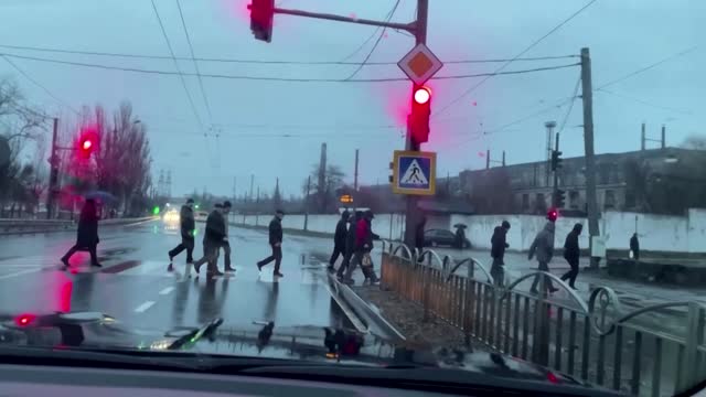 Ukrainian soldiers seen taking up position in Mariupol
