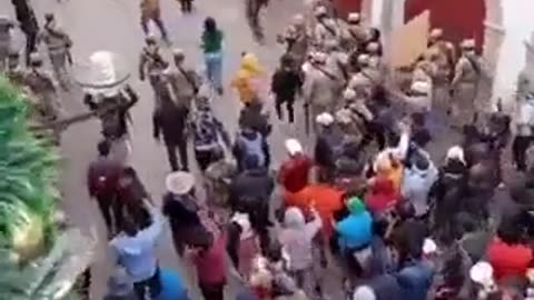 JUST IN: Protesters from Peru drive Peruvian police