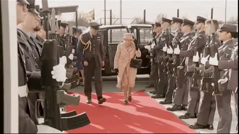 Queen Elizabeth “Finding ” Hard to Walk in Wind