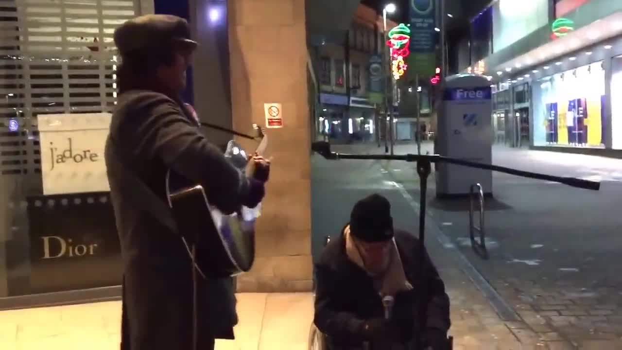 Homeless man joins busker for spontaneous New Year's Eve street jam, the result is incredible