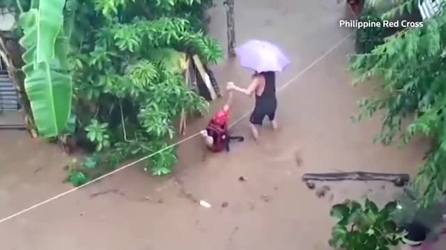 Rescue teams extract people from Philippine floods