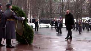 Putin lays wreath to honor armed forces