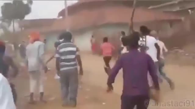 India - Scacciano gli agenti del governo Maggio 2021