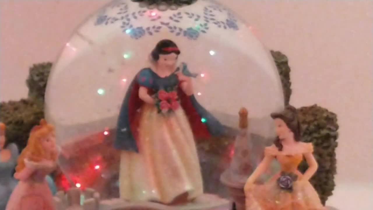 Disney Princesses ~ Snow White Snow Globe ~ Once Upon a Dream