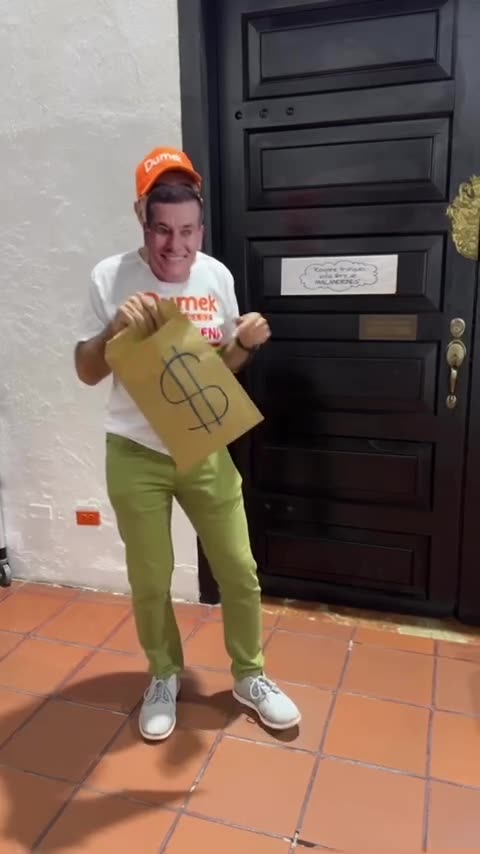 Video: “Quiero plata para mí”, Dau se disfraza de Dumek Turbay