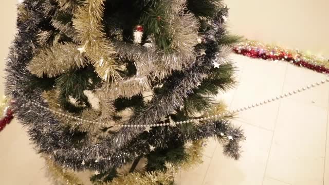 How To Properly Decorate a Christmas Tree