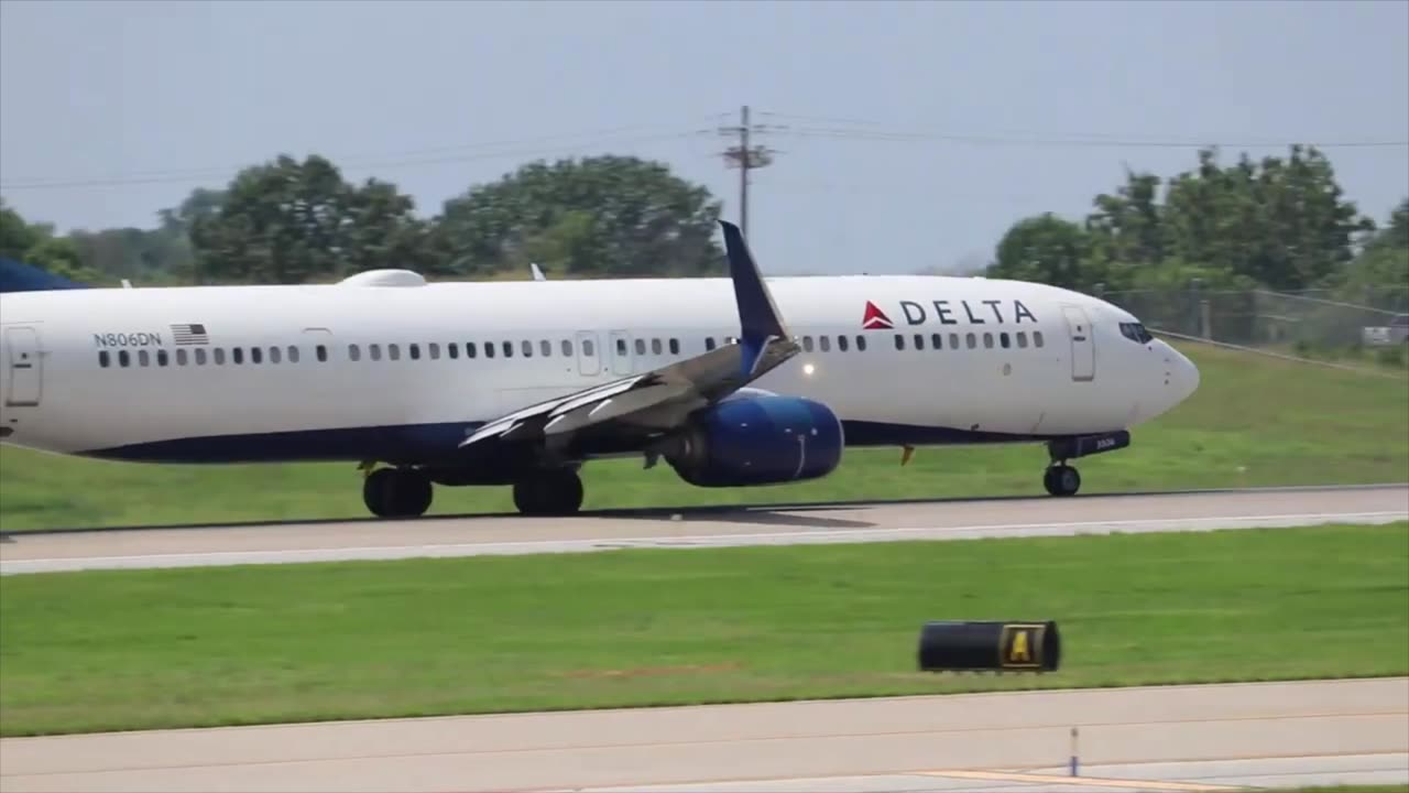 Delta Boeing 737-900 departing St. Louis Lambert Intl - STL