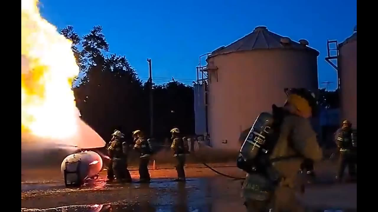 firemen propane burn training 🔥👩‍🚒