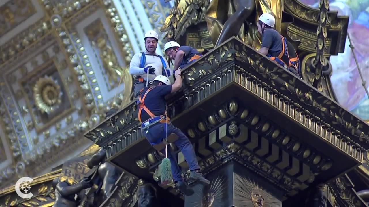 Baldaquino da Basílica de S. Pedro é limpo antes do Natal e da Páscoa