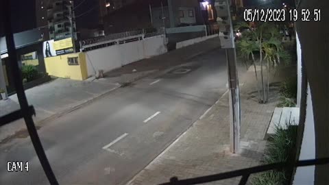 Assassino corre com caixa na mão