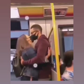 Locuras Covid 13: besos con mascarilla