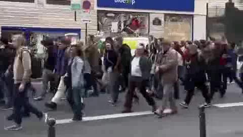 Demonstranti v Paříži zpívají Kaťušu
