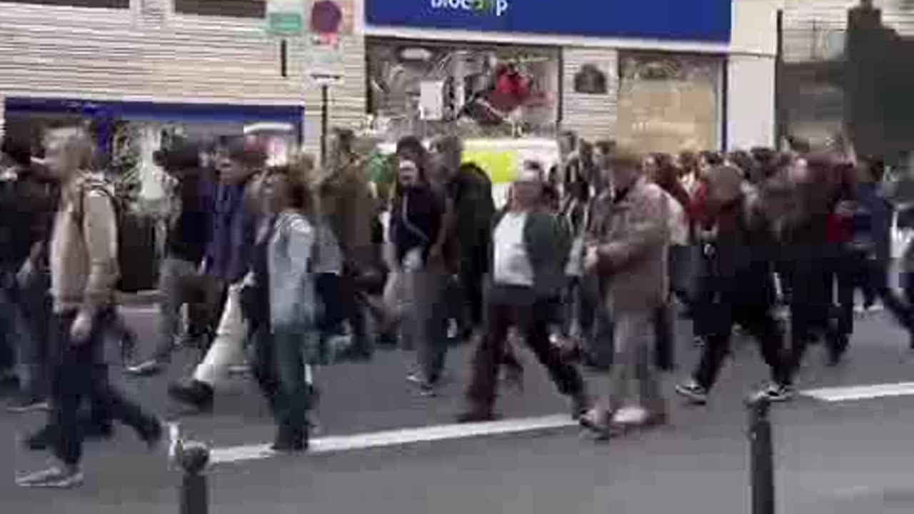 Demonstranti v Paříži zpívají Kaťušu