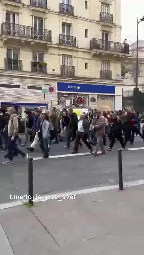 Demonstranti v Paříži zpívají Kaťušu