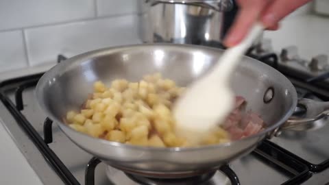 THE ultimate creamy garlic potato and leek soup recipe