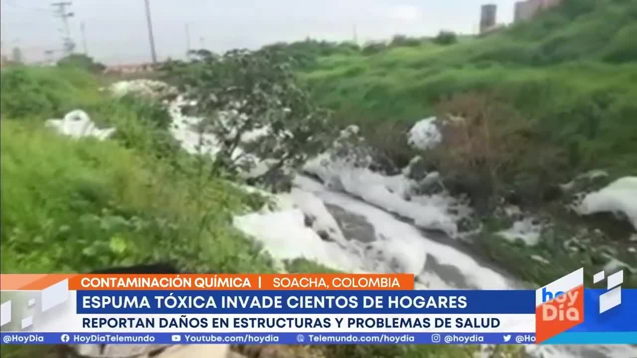 Una espuma tóxica invade las casas de al menos 400 familias en Soacha, Colombia | Noticias Telemundo