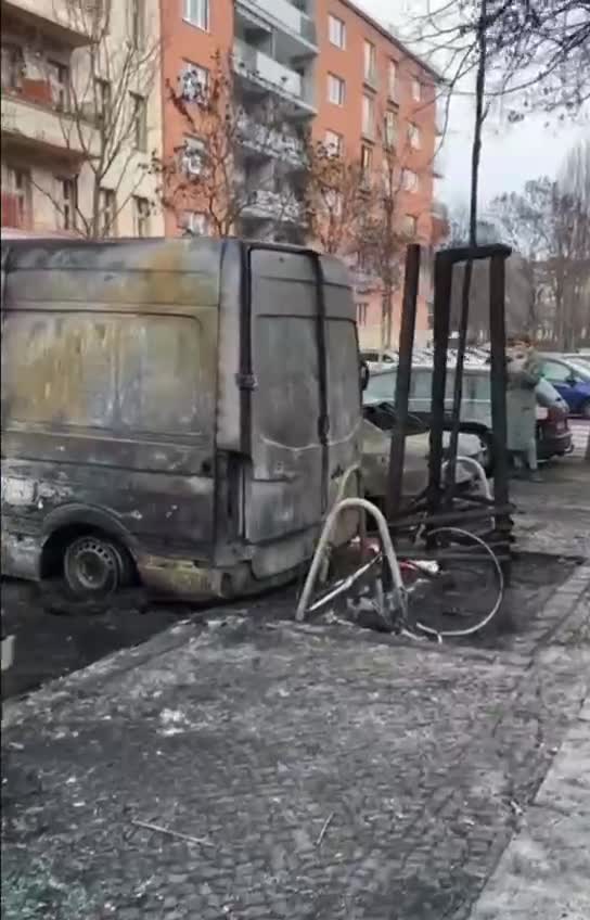 Good morning from Berlin Follow fernballan