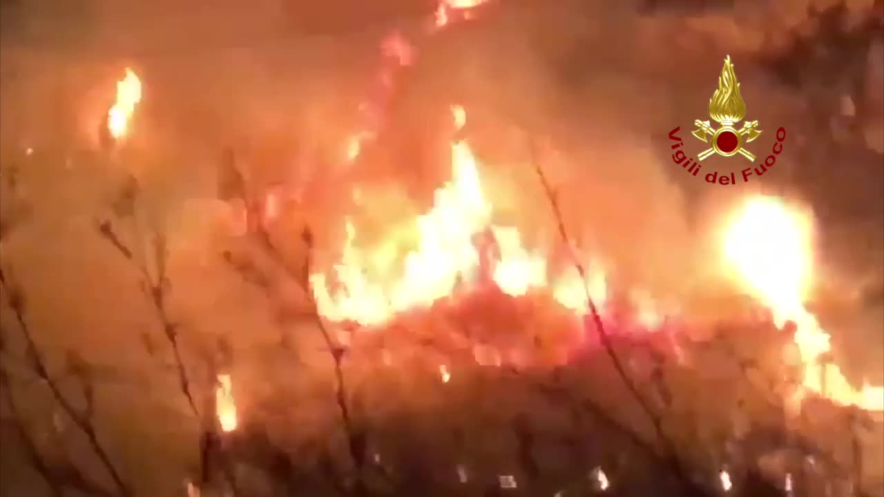 Inferno di fuoco a Villafranca-Rometta nel Messinese: autostrada e scuole schiuse