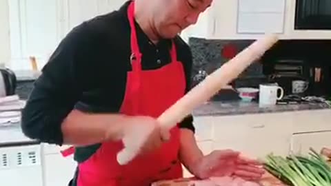 20180922文贵先生视频³：周末为家人做鱼肉丸 用赶麵杖赶鱼肉