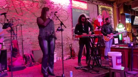 NASHVILLE TN LIVE BROADWAY STREET / PEOPLE WATCHING / BANDS WATCHING / BARS