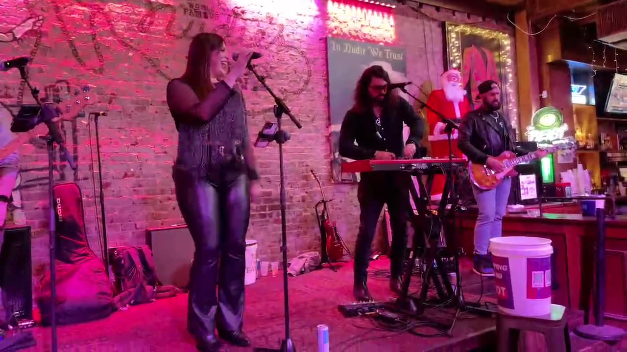 NASHVILLE TN LIVE BROADWAY STREET / PEOPLE WATCHING / BANDS WATCHING / BARS