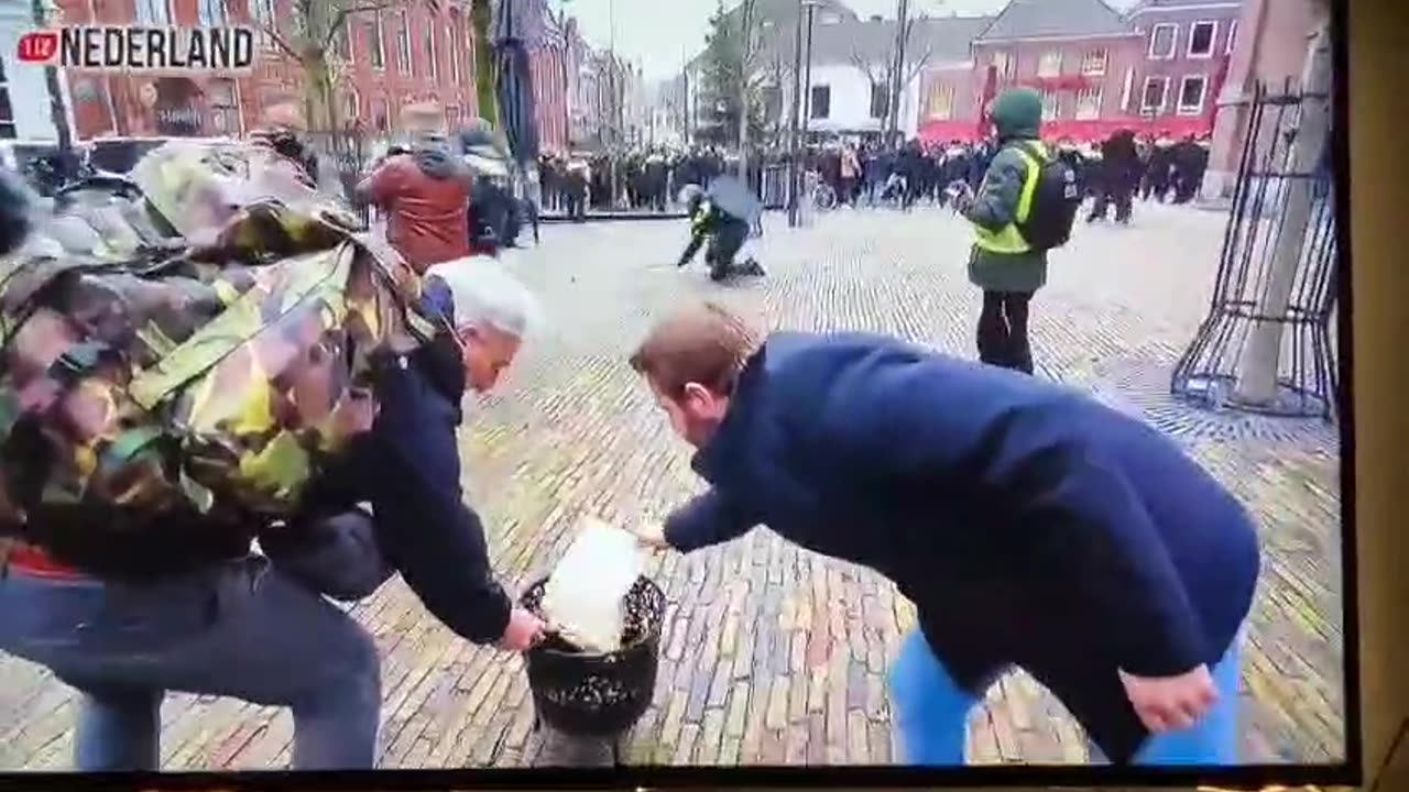 DE POLITIE WERKTE ZICHTBAAR MEE MET HET TONEELSTUK VAN EDWIN WAGENSVELD (PEGIDA) OM DE KORAN IN HET OPENBAAR TE VERBRANDEN!