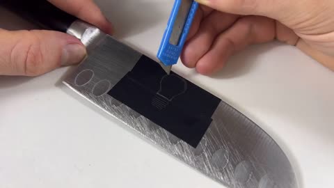 SIMPLE Tech. Battery draws on metal